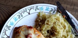 Chicken parmesan and kohlrabi “linguine” Chicken parmesan and kohlrabi "linguine"